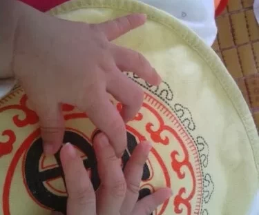 宝宝第一次剪指甲