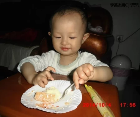 女儿第一次用叉子和勺子自己吃饭