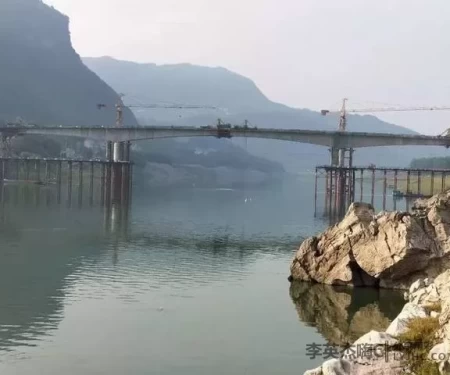 新化白溪资江大桥顺利合龙浇铸，渡轮过河将成历史！