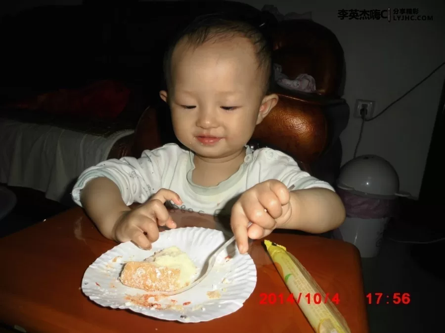 曼曼第一次用叉勺吃东西