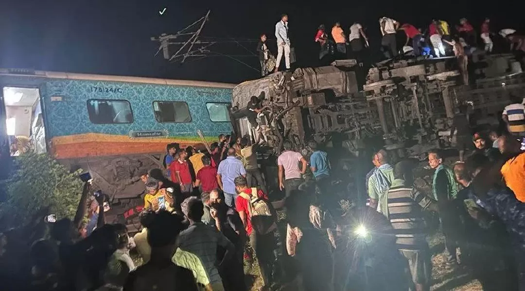 印度东部火车相撞 至少50死300伤-报道